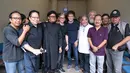 Beberapa musisi terlihat hadir untuk memberikan penghormatan terakhir pada musisi senior tersebut. Diantaranya adalah pentolan grub band Godbless, Ahmad Albar. (Adrian Putra/Bintang.com)