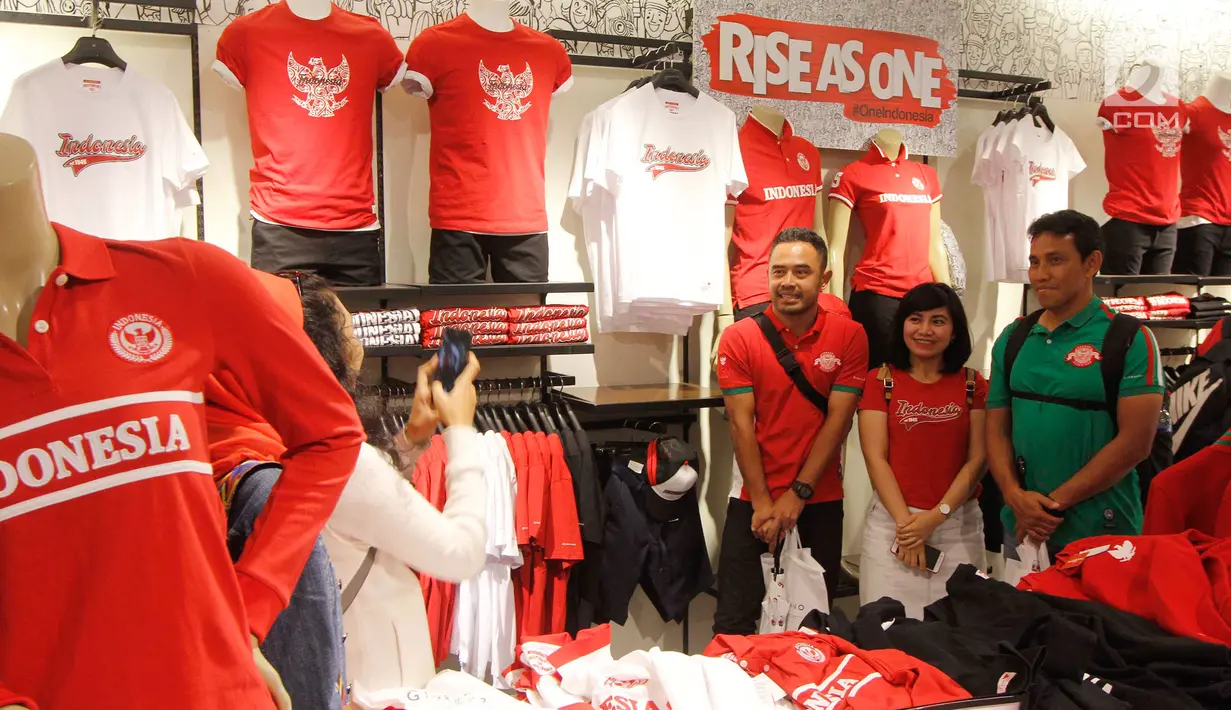 Pengunjung foto besama dengan atlet olahraga berprestasi pada peluncuran koleksi pakaian terbaru Giordano bertema #oneINDONESIA di Jakarta, Kamis (9/8). Pakaian yang didominasi warna merah untuk memeriahkan Asian Games ke-18. (Liputan6.com/HO/Dodi)
