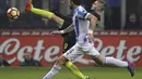 Aksi pemain nter Milan, Mauro Icardi (kanan) saat berebut bola dengan pemain Pescara, Guglielmo Stendardo pada laga lanjutan Serie A di  Giuseppe Meazza stadium, Milan (28/1/2017). Inter menang 3-0.  (AP /Luca Bruno)