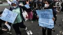 Mahasiswa membawa poster saat demo teatrikal di depan Gedung DPR/MPR RI, Jakarta Pusat, Jumat (9/9/2022). Demo tersebut untuk menolak kebijakan pemerintah menaikkan harga BBM. (Liputan6.com/Johan Tallo)