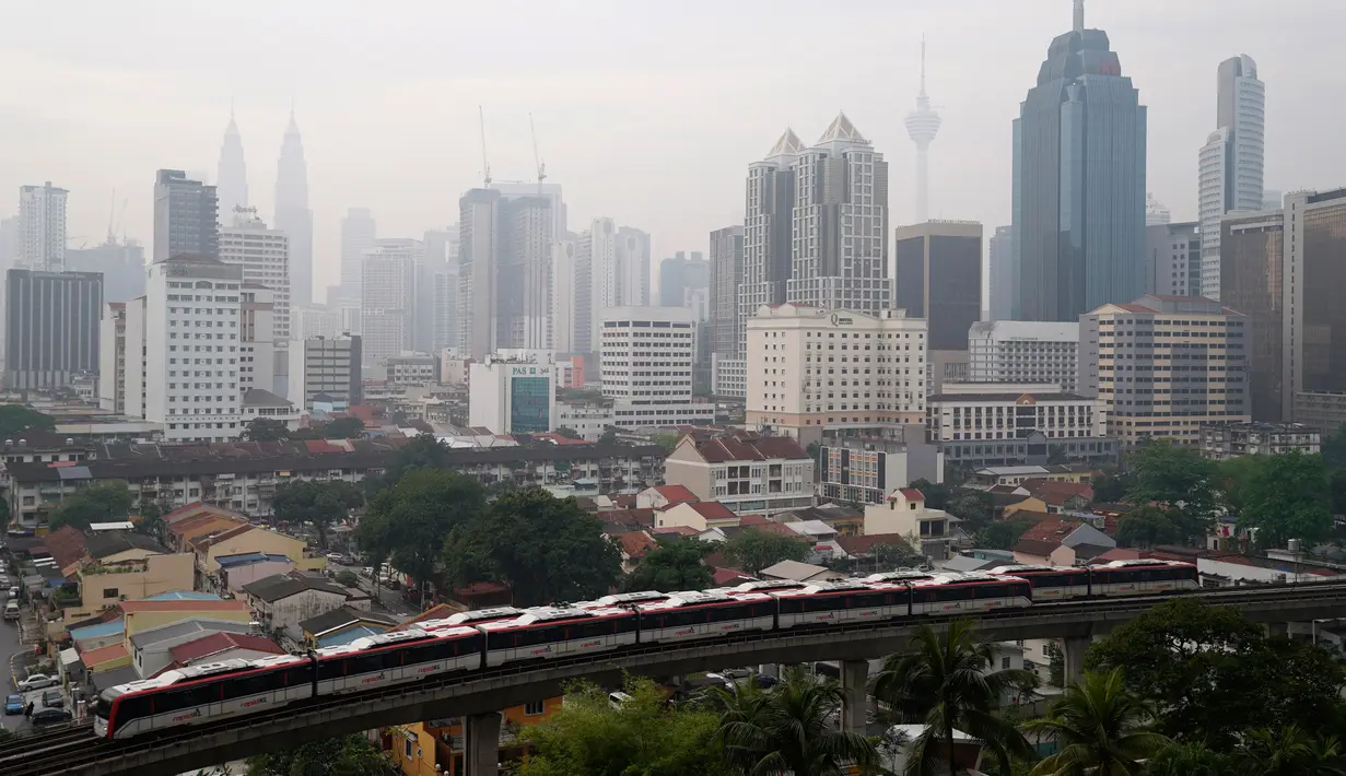 Pemandangan saat kabut asap pekat menyelimuti Kuala Lumpur, Malaysia, Sabtu (14/9/2019). Kabut asap yang menyelimuti Kuala Lumpur dalam beberapa hari terakhir diakibatkan oleh kebakaran hutan. (AP Photo/Vincent Thian)