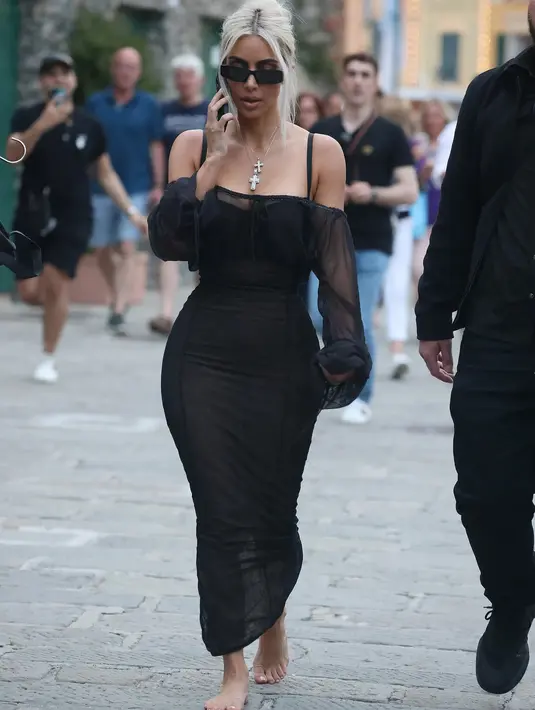 <p>Sedangkan di sini, Kim terlihat mengenakan gaun hitam berlengan yang tipis.</p>