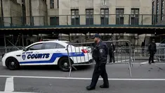 Petugas polisi New York mendirikan barikade di luar kantor Kejaksaan Distrik Manhattan di New York City, Senin (3/4/2023).  (Photo by Leonardo Munoz / AFP)