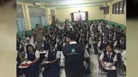 Pagi ini Menteri Anies mengunjungi SMP Negeri 30 dan SMP Negeri 114 di Jakarta Utara untuk memantau pelaksanaan Ujian Nasional (UN).