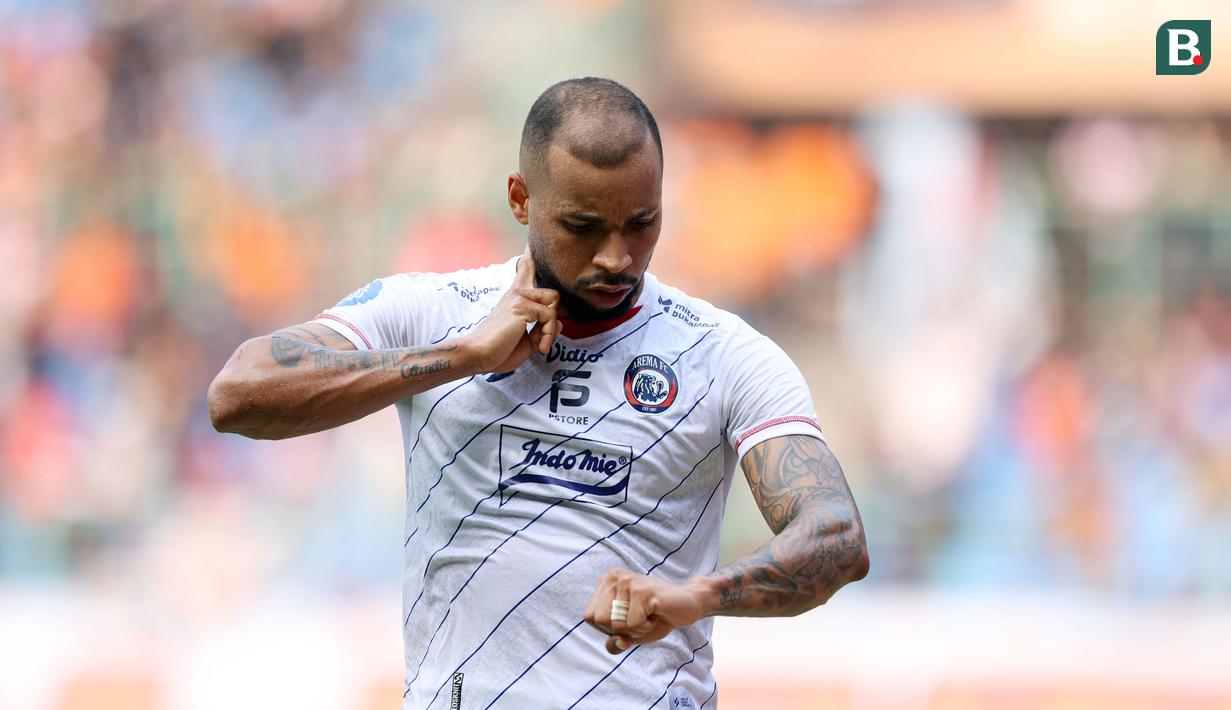 <p>Selebrasi pemain Arema FC, Gustavo Almeida Dos Santos (kanan), setelah mencetak gol ke gawang Persija Jakarta dalam pertandingan pekan kesembilan BRI Liga 1 2023/2024 yang berlangsung di Stadion Patriot Candra Bhaga, Bekasi, Minggu (20/9/2023). (Bola.com/M Iqbal Ichsan)</p>