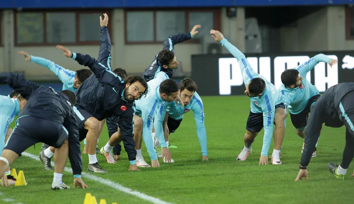 Selcuk Inan dan Hakan Calhanoglu bersama rekan satu timnya melakukan pemanasan sebelum masuk ke latihan taktik di Stadion Ernst Happel, Wina, Austria, Senin (28/3/2016). (Bola.com/Reza Khomaini)
