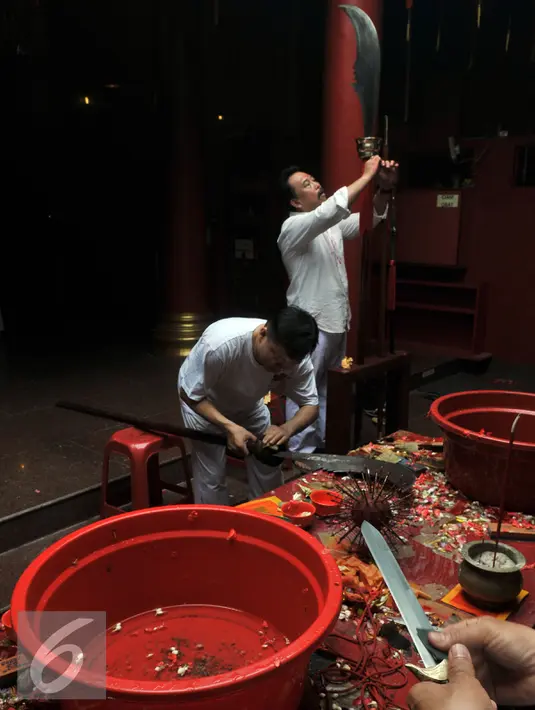Umat Tionghoa mencuci dan membersihkan sejumlah alat pusaka untuk persiapan perayaan cap go meh, Vihara Bodhi Dharma, Jakarta, (20/2). Cap go meh merupakan salah satu rangkaian perayaan Imlek. (Liputan6.com/Johan Tallo)
