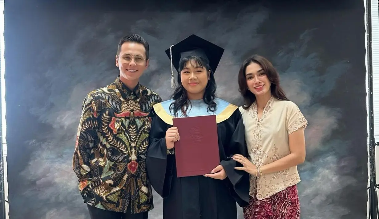 Sementara di acara wisuda, Ussy tampil lebih sederhana mengenakan kebaya modern berwarna krem dipadukan kain batik merah.