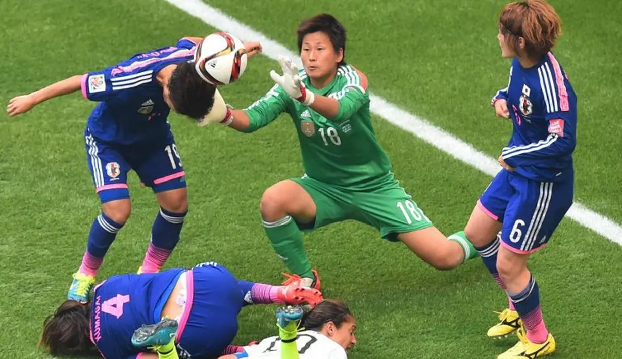 Kemelut di depan gawang Jepang. (AFP PHOTO/NICHOLAS KAMM)