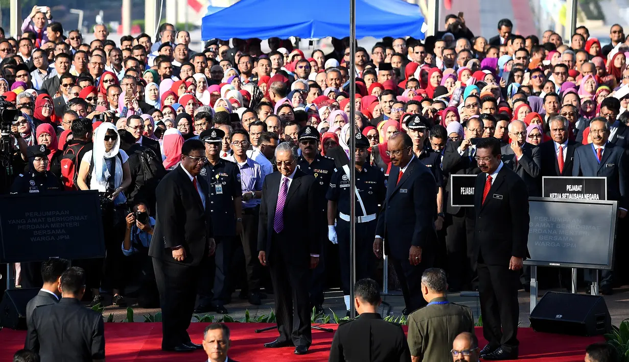 PM baru Malaysia Mahathir Mohamad bersiap meninggalkan lokasi usai berpidato dalam pertemuan bulanan pertamanya di Putrajaya, Malaysia (21/5). Dalam kabinet Mahathir, Wan Azizah Wan Ismail menjabat sebagai Wakil Perdana Menteri. (AFP/Manan Vatsyayana)