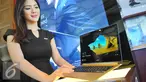 Model menunjukan dua laptop premium Acer tipe Swift 7 dan Spin 7 saat peluncuran di Jakarta, Rabu (7/12). Dua produk yang Acer tersebut merupakan produk yang paling tipis di dunia untuk masing-masing kelasnya. (Liputan6.com/Angga Yuniar)