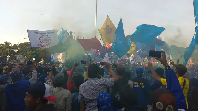 Massa buruh membubarkan diri dari depan Istana Kepresidenan (Nur Habibie/Merdeka.com)