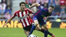 Gelandang Manchester United, Tom Cleverley (kanan), berebut bola dengan pemain tengah Sunderland, Jordi Gomez, di laga lanjutan Liga Primer Inggris di Stadium of Light, (24/8/2014). (REUTERS/Andrew Yates)