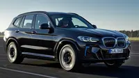 BMW iX3 dibanderol dengan harga Rp 1,1 miliar