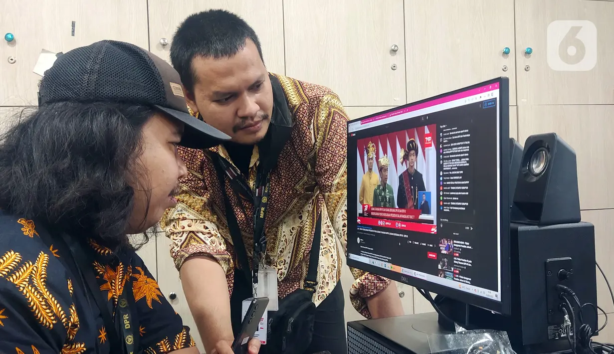 Wartawan dan pegawai menyaksikan pidato kenegaraan Presiden Joko Widodo atau Jokowi dalam Sidang Tahunan MPR, DPR, DPD di Gedung Nusantara, Jakarta, Selasa (16/8/2022). Di Gedung Nusantara, Presiden Jokowi akan menyampaikan pidato pada Sidang Tahunan MPR RI Tahun 2022 dan pidato kenegaraan dalam rangka Hari Ulang Tahun (HUT) ke-77 Kemerdekaan RI pada Sidang Bersama DPR RI dan DPD RI Tahun 2022. (Liputan6 com/Angga Yuniar)