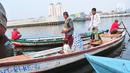 Umat muslim naik perahu menuju dermaga untuk menjalankan Salat Idul Adha 1438 H di kawasan Pelabuhan Sunda Kelapa, Jakarta, Jumat (1/9). Setelah menjalankan salat, umat muslim melakukan penyembelihan hewan kurban. (Liputan6.com/Helmi Afandi)