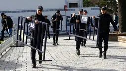 Aparat keamanan membuat pembatas agar warga tak mendekat ke lokasi ledakan yang mengguncang Sultanahmet Square di pusat kota Istanbul, Turki, Selasa (12/1). Ledakan ini menewaskan sekitar 10 orang dan 15 lainnya luka-luka. (REUTERS/Kemal Aslan)