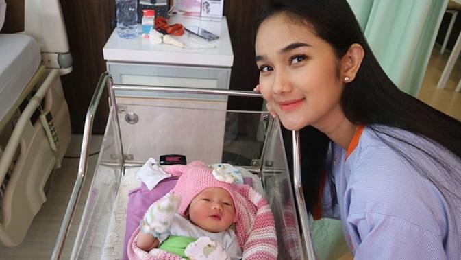Faby Marcelia melahirkan anak kedua, wajah putri cantiknya akhirnya terekspos. (Sumber: Instagram/@fabymarcelia)