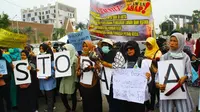 Puluhan emak-emak demonstrasi mendesak pemerintah merehabilitasi korban kabut asap. (Liputan6.com/M Syukur)