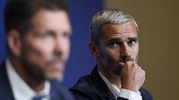 Penyerang Atletico Madrid asal Prancis #07, Antoine Griezmann (kanan), menatap pelatih Atletico Madrid asal Argentina, Diego Simeone, saat konferensi pers menjelang pertandingan perempat final Liga Champions UEFA melawan FC Barcelona di stadion Nou Camp di Barcelona, ​​pada 7 April 2026. (Lluis GENE/AFP)