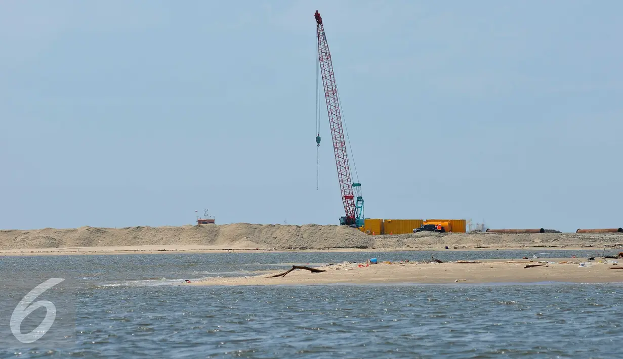 Pemandangan di sekitar kawasan Pulau G di Muara Angke, Jakarta, Selasa (5/4). Izin reklamasi Pulau G yang sudah keluar kini tengah menjadi subjek gugatan di PTUN Jakarta. (Liputan6.com/Gempur M Surya)