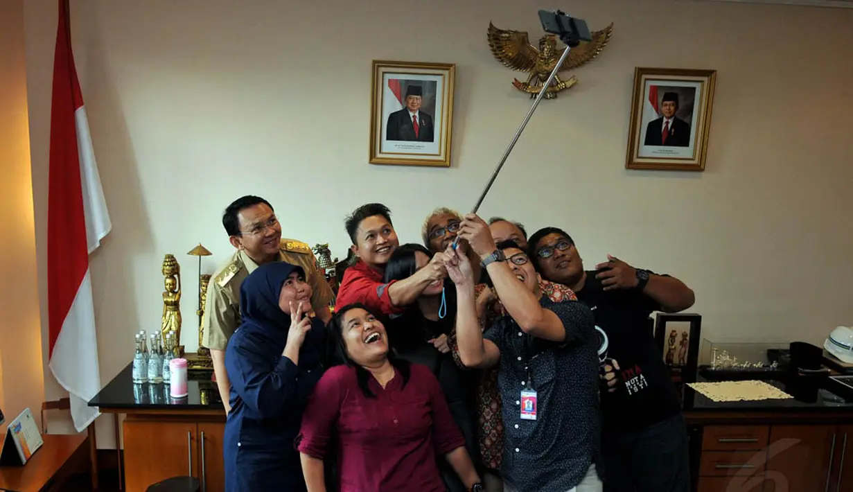 Usai berbincang-bincang, pria yang kerap disapa Ahok itu diajak foto selfie oleh tim redaksi Liputan6.com, Jakarta, (9/9/14). (Liputan6.com/Johan Tallo)
