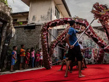 Kelompok atraksi Liong berlatih jelang perayaan Tahun Baru Imlek di Bogor, Jawa Barat, 9 Januari 2023. Tahun Baru Imlek 2023 akan jatuh pada 22 Januari. (ADITYA AJI/AFP)