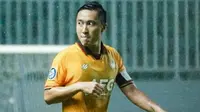 Arthur Irawan tak bisa melanjutkan permainan lawan RANS Nusantara FC karena cedera engkel. (Bola.com/Gatot Susetyo)