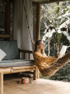 Slow living bukan berarti berhenti beraktivitas, tetapi memberi ruang untuk menikmati waktu, menentukan prioritas, dan menjalani keseharian dengan lebih mindful. (Foto/Dok: Pexels)