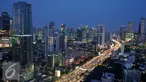 Sejumlah kendaraan terjebak kemacetan di Tol Dalam Kota kawasan Gatot Subroto, Jakarta, Jumat (9/9). Jelang libur panjang Idul Adha, volume kendaraan di tol dalam kota dan lingkar luar Jakarta mulai meningkat. (Liputan6.com/Gempur M Surya)