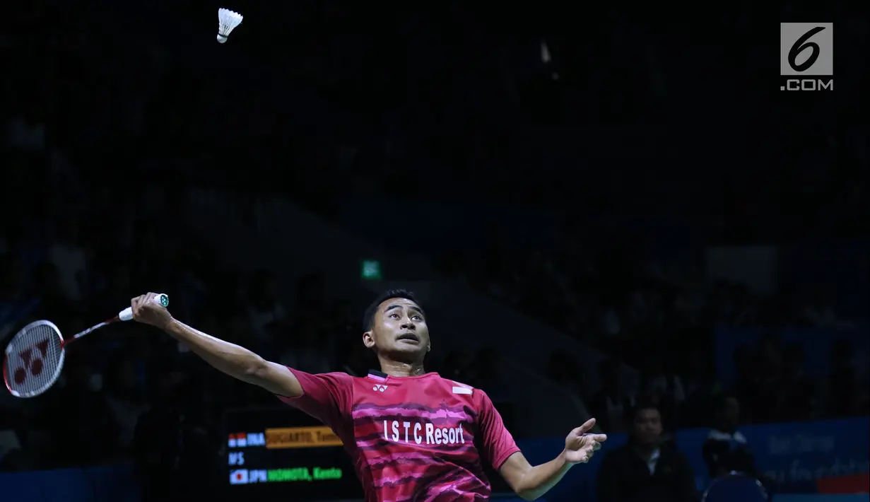 Tunggal putra Indonesia, Tommy Sugiarto bersiap melakukan smesh saat melawan pebulu tangkis Jepang, Kento Momota pada 8 besar Indonesia Open 2018 di Istora GBK, Jakarta, Jumat (6/7). Tommy kalah11-21, 15-21. (Liputan6.com/Helmi Fithriansyah)