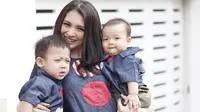 Donita Tak Ingin Kedua Putranya Tumbuh Dewasa, Mengapa?