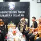 Pj Gubernur Sumsel, Agus Fatoni bertemu dengan Bupati OKU Timur, Laosin. (Foto: Istimewa)