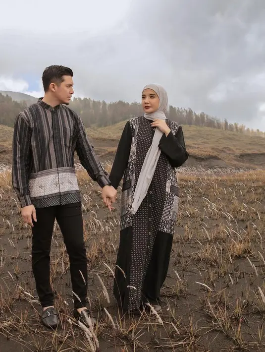 Zaskia Sungkar tak pernah absen meluncurkan koleksi Ramadan dari brand nya Zaskia Sungkar Jakarta. Salah satu koleksi dress hitam panjang bermotif yang serasi dengan pasangan. [@zaskiasungkarjakarta]