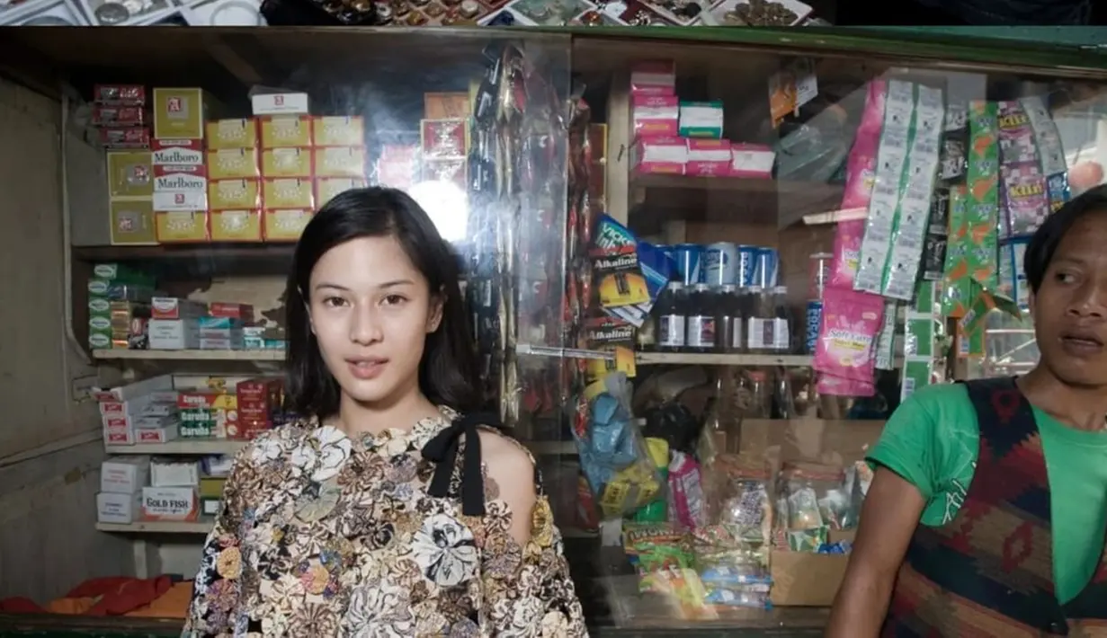 Hari Batik Nasional dirayakan bertepatan dengan ditetapkannya batik sebagai warisan budaya takbenda dari Indonesia oleh UNESCO pada tahun 2009. Bangga dengan hal itu, Dian Sastro bahkan sudah memakai daster batik sejak dirinya masih muda. (Liputan6.com/IG/@therealdisastr)