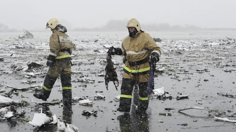 Petugas menyisir lokasi kecelakaan FlyDubai FZ981 di Rusia