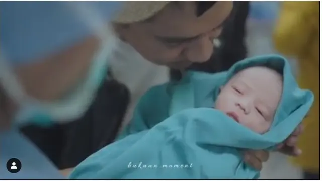 Ayu Dewi Lahirkan Anak Ketiga, Ini 5 Momen Manisnya