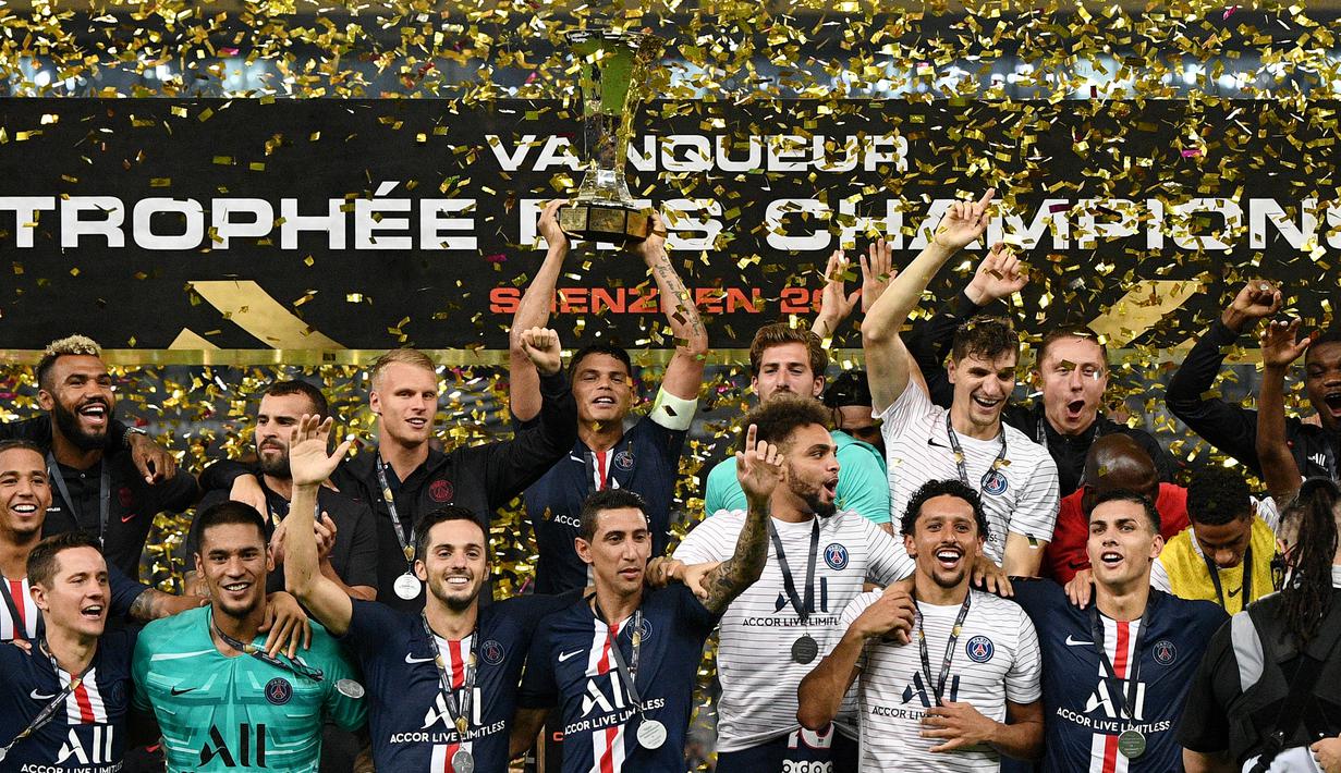 Para pemain PSG merayakan gelar juara Piala Super Prancis usai mengalahkan Rennes di Stadion Shenzhen, China, Sabtu (3/8). PSG menang 2-1 atas Rennes. (AFP/Franck Fife)