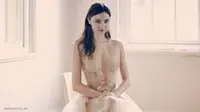 Feminin dan Seksi, Miranda Kerr Kenakan Gaun Tembus Pandang