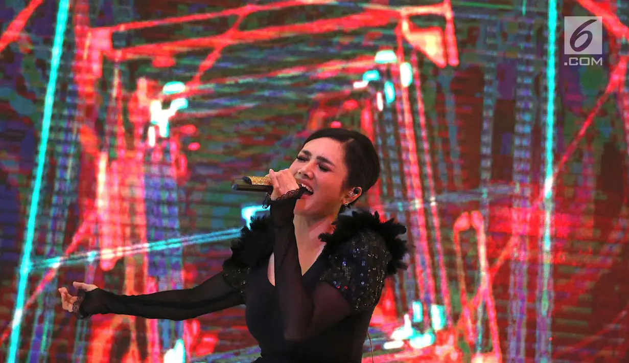 Penampilan Mulan Jameela saat peluncuran album solonya berjudul 99 Vol 2 “Patience”, Jakarta, Rabu (2/5). Album tersebut terdiri dari tujuh lagu yang menawarkan warna musik electronic dance music. (Liputan6.com/Immanuel Antonius)