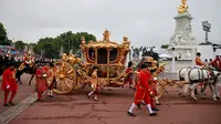 Kereta kencana Gold State akan dipakai untuk membawa Raja Charles III dan Ratu Camilla kembali ke Istana Buckingham seusai upacara penobatan di Westminster Abbey. (dok. HANNAH MCKAY / POOL / AFP)