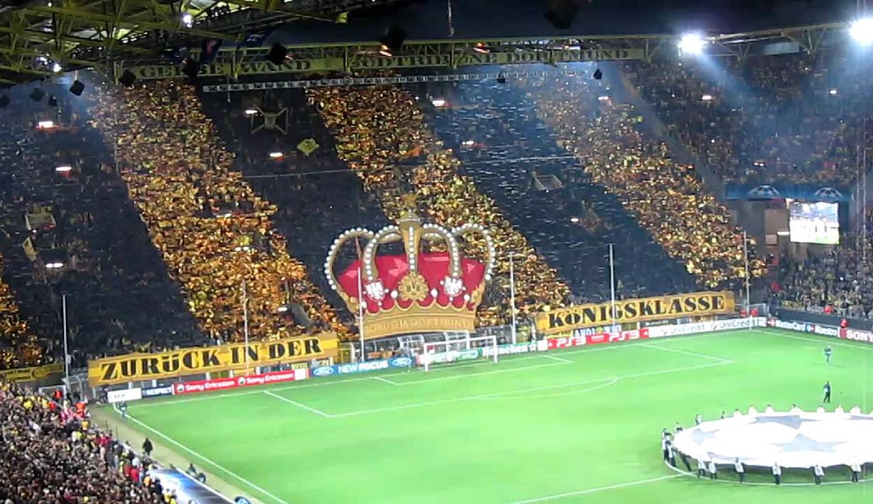 Fans Dortmund melakukan aksi-aksi koreografi di Stadion Signal Iduna Park untuk menyemangati tim idolanya bermain.