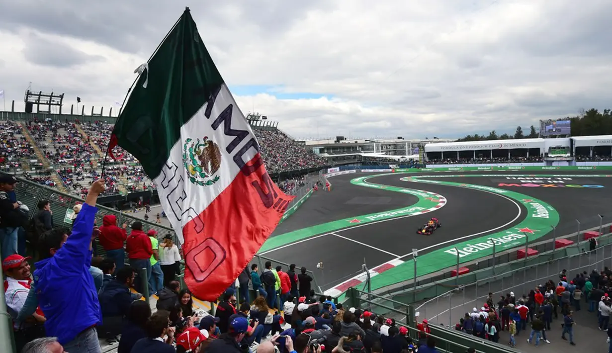 Pendukung pebalap Meksiko, Sergio Perez, saat latihan bebas F1 GP Meksiko di Sirkuit Autodromo Hermanos Rodriguez, Jumat (28/10/2016). (AFP/Alfredo Estrella)