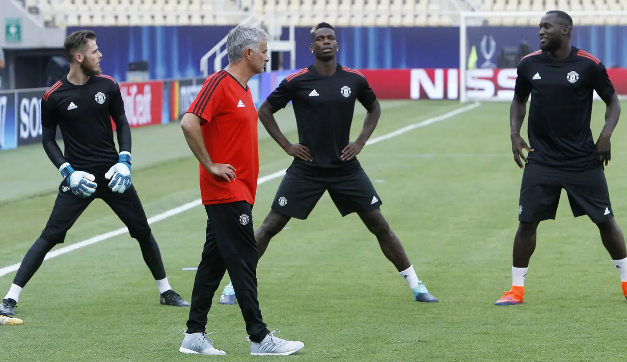Pelatih Manchester United, Jose Mourinho, memimpin langsung sesi latihan jelang laga Piala Super Eropa di Stadion Philip II, Skpje, Senin (7/8/2017). Manchester United akan bertanding melawan Real Madrid. (AP/Boris Grdanoski)