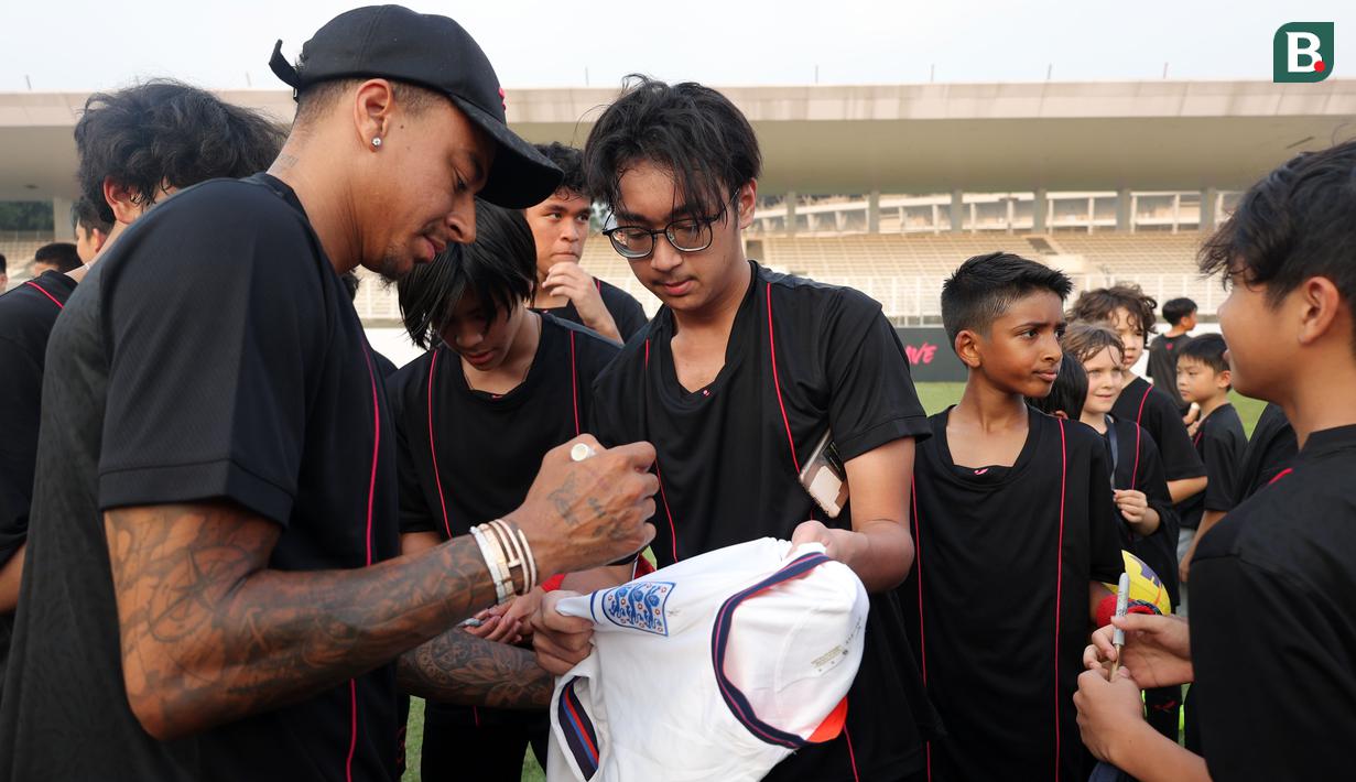 <p>Mantan penyerang Manchester United, Jesse Lingard memberikan tanda tangan setelah coaching clinic di Stadion Madya Senayan, Jakarta Pusat, Sabtu (10/6/2023). Kegiatan tersebut diikuti oleh hampir 100 anak dari Jakarta Intercultural School dan ada juga dari sekolah sepak bola lainnya. (Bola.com/M Iqbal Ichsan)</p>