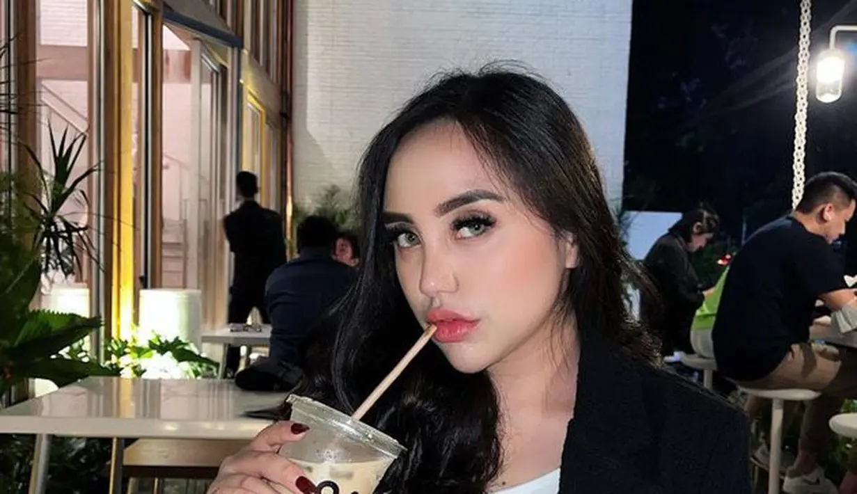 <p>Lantas menurut kalian bagaimana penampilan Salmafina Sunan dengan bibirnya yang makin seksi? [Foto: instagram.com/salmafinasunan]</p>