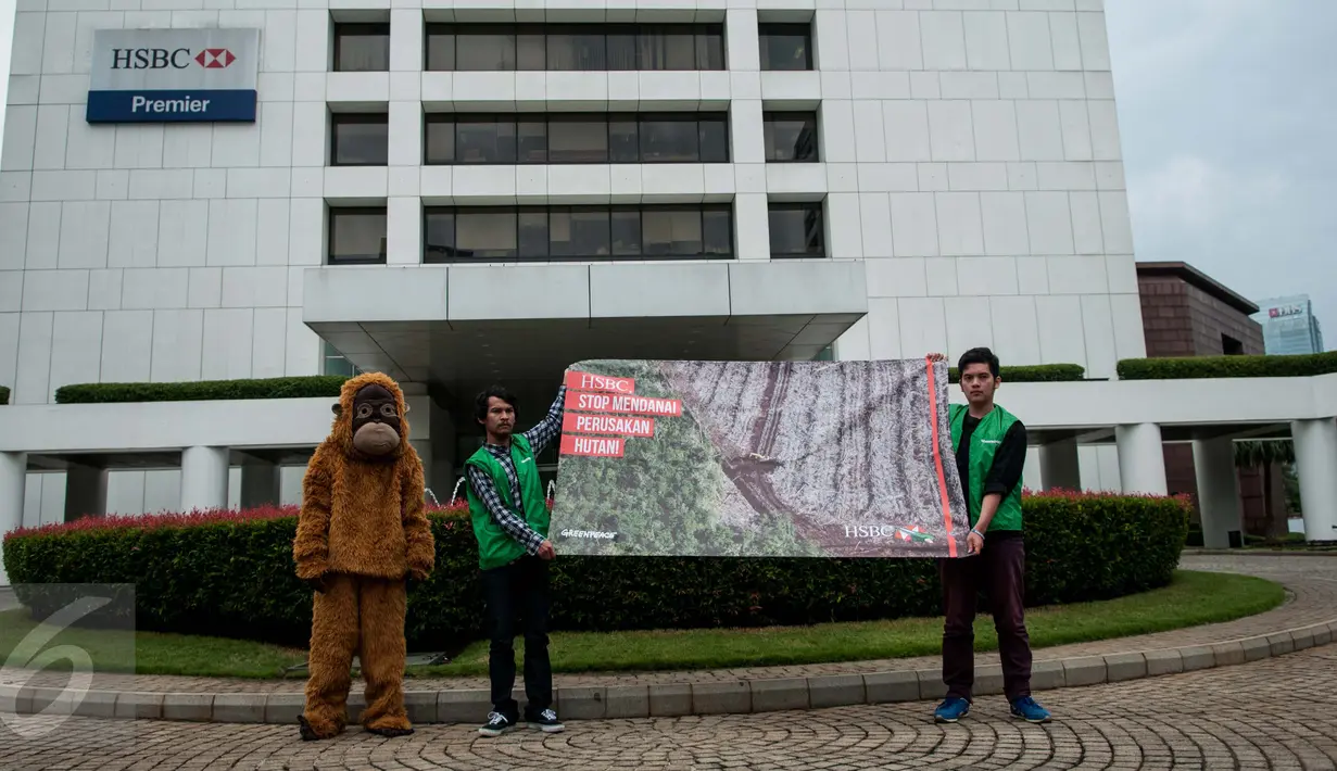 Aktivis Greenpeace Indonesia dan Orangutan membentangkan spanduk saat mengelar aksi damai di kawasan kantor HSBC, kompleks World Trade Center (WTC) I, Jakarta, Kamis (9/2). (Liputan6.com/Gempur M Surya)