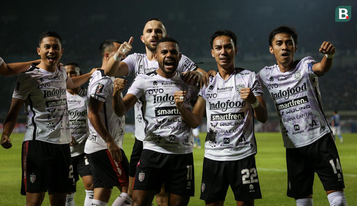 Para pemain Bali United merayakan gol yang dicetak oleh Novri Setiawan (kedua dari kanan) saat babak penyisihan Grup C Piala Presiden 2022 antara Persib Bandung melawan Bali United di Stadion Gelora Bandung Lautan Api, Bandung, Minggu (12/06/2022). (Bola.com/Bagaskara Lazuardi)