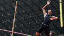 Atlet DKI Jakarta, Akbar Danar, melakukan lompatan saat Kejurnas Atletik nomor lompat tinggi galah U-20 putra di Stadion Pakansari, Bogor, Selasa (6/8). Kejurnas tahun ini juga dilakukan untuk kualifikasi jelang PON. (Bola.com/Peksi Cahyo)
