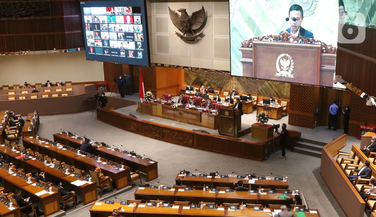 Suasana rapat paripurna ke-14 masa persidangan III tahun sidang 2021-2022 di Gedung Nusantara II, Kompleks Parlemen, Senayan, Jakarta, Selasa (8/2/2022). Agenda rapat paripurna DPR hari ini tertuang dalam surat nomor B/3164/PW.11.01/2/2022. (Liputan6.com/Angga Yuniar)
